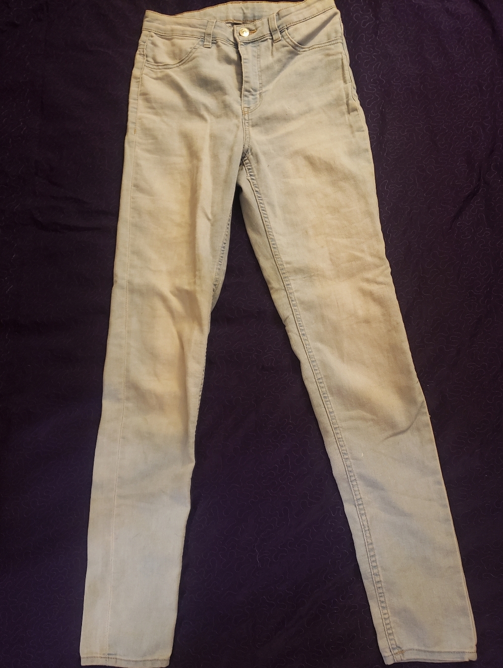 Must Have H&M Divided Light Wash Ultra Soft Denim Skinny Jeans - Tapered Size 2